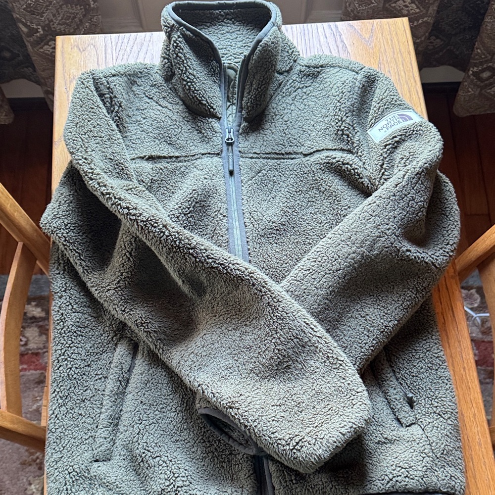 Ladies size Small The North Face fleece jacket Like New!!!